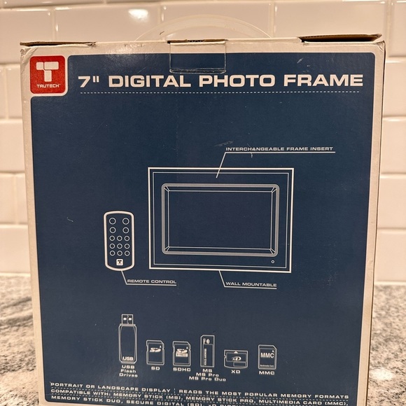 Trutech 7" Digital Photo Frame with Remote - Picture 2 of 4